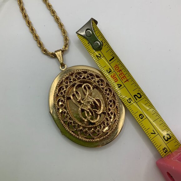 Sarah Coventry Vintage Monogram Filigree  Gold Tone Locket Chain Necklace - Picture 6 of 6